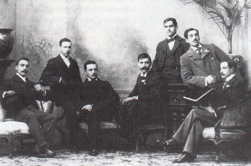 Jorge Guillermo Borges (cuarto desde la izquierda) en 1895, con compañeros licenciados en Derecho. Macedonio Fernández es el segundo desde la derecha.
